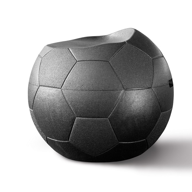 Fussballsitz aus schwarzem EPP Fussballsitz aus schwarzem EPP